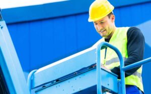 Chứng chỉ vận hành xe nâng người là gì