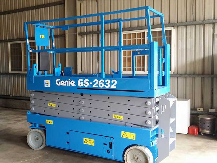 Xe nâng cắt kéo chạy điện