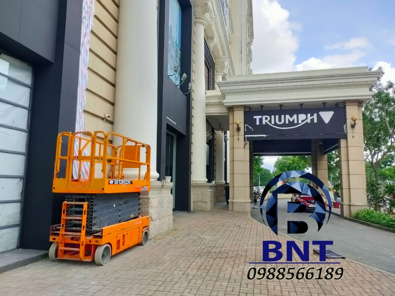 Xe nâng người thi công setup showroom