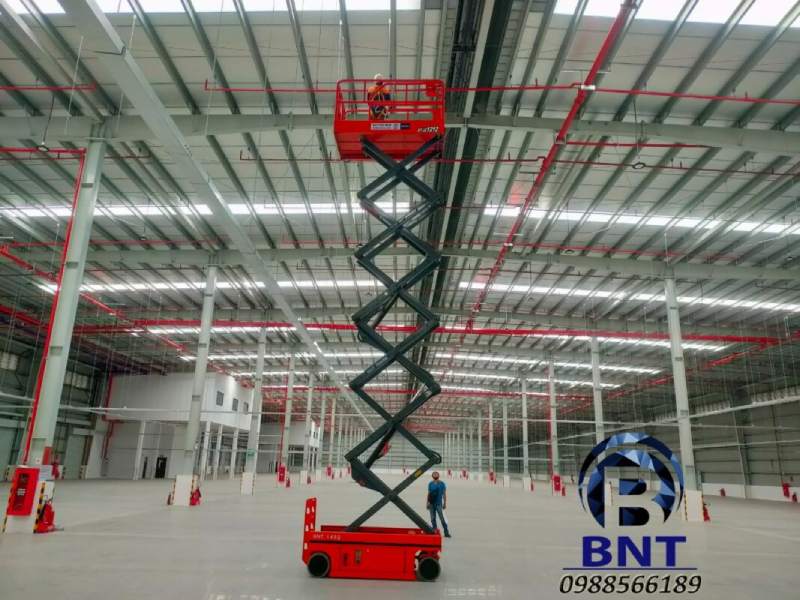 Cho thuê xe nâng người cắt kéo 12m làm việc tại Bình Dương