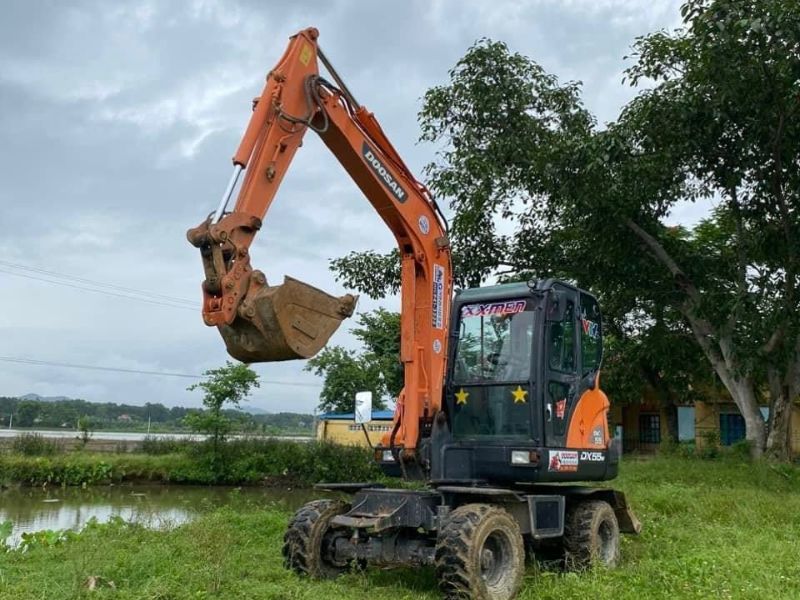 Máy xúc Doosan 55W cũ bánh lốp