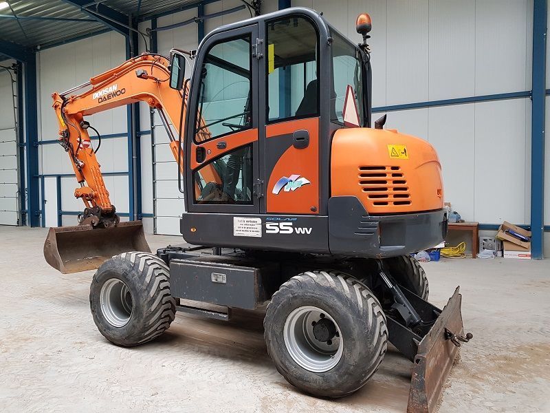 Giá máy xúc Doosan 55w cũ trên thị trường năm 2024