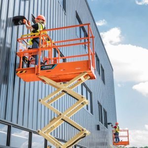 Hình ảnh xe nâng người lắp đặt bảng hiệu