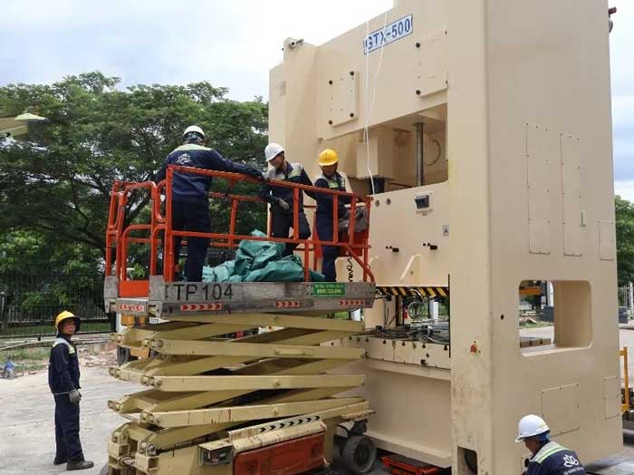 Hình ảnh xe nâng người thi công PCCC
