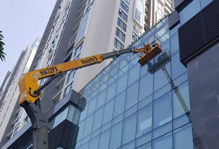 Hình ảnh xe nâng người vệ sinh kính, mặt dựng