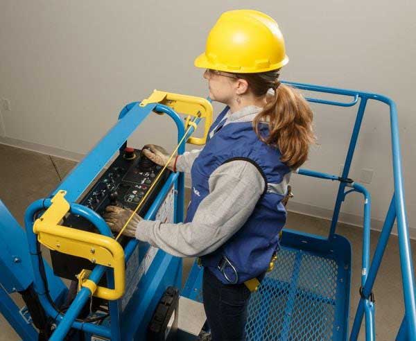 Phân biệt chứng chỉ lái xe nâng người và thẻ an toàn lao động